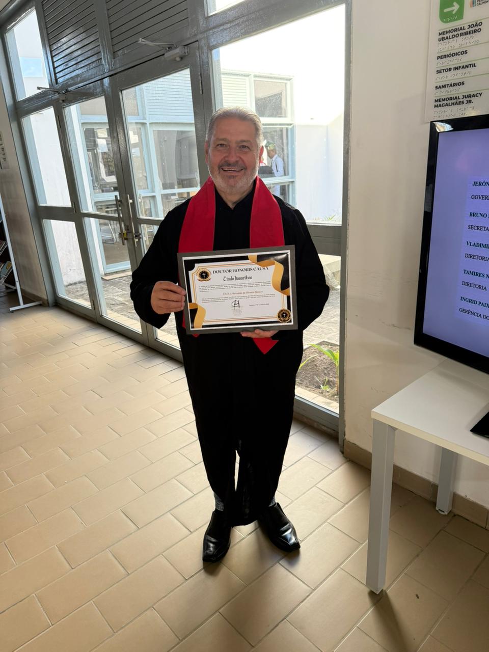 Professor Dr. Reinaldo de Oliveira Nocchi é Dr. Honoris Causa