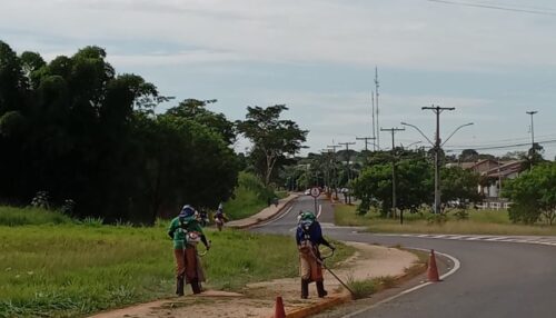 Prefeitura de Adamantina executa limpeza de áreas públicas em diferentes pontos da cidade