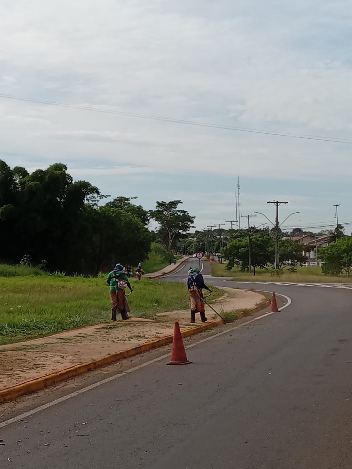 Prefeitura de Adamantina executa limpeza de áreas públicas em diferentes pontos da cidade