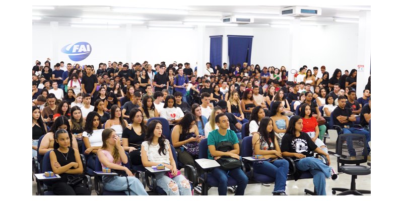 Iluminando os caminhos, FAI recebe os calouros para um futuro brilhante
