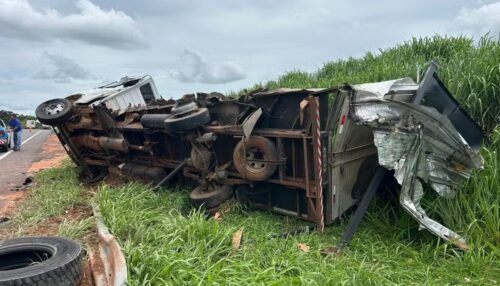 Carreta e caminhão se envolvem em acidente em Parapuã