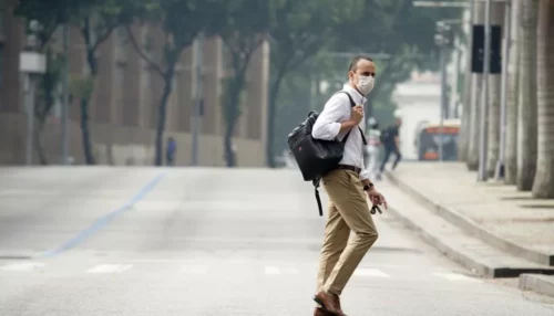 Sagres reforça uso de máscaras em unidade de saúde diante do aumento de casos de Covid-19
