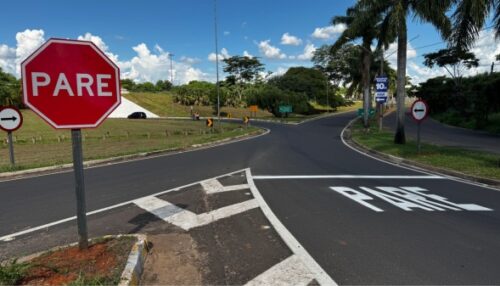 Saída da via de acesso, no trevo principal de Adamantina, passa a ter placa de parada obrigatória