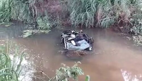 Mulher morre após carro cair de ponte em estrada vicinal