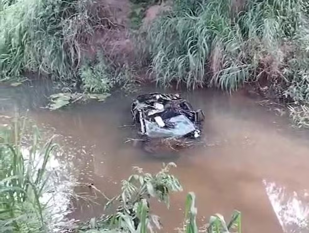Mulher morre após carro cair de ponte em estrada vicinal