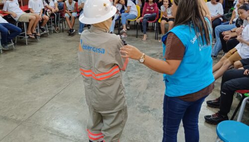 Equipes da Energisa visitam escolas para falar sobre riscos de acidentes com eletricidade