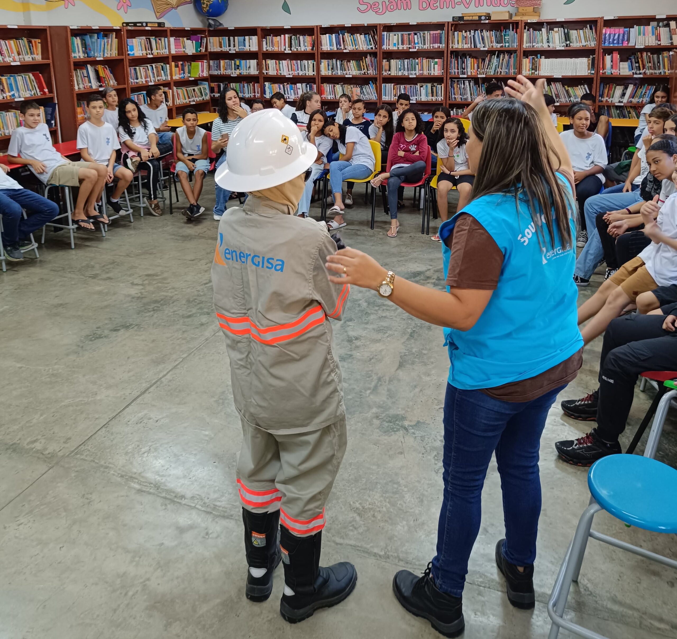 Equipes da Energisa visitam escolas para falar sobre riscos de acidentes com eletricidade