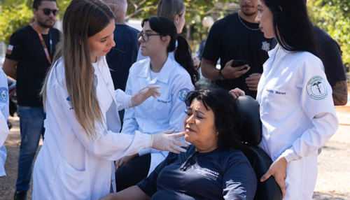 Com atendimentos e serviços gratuitos à população,  FAI realiza primeira Ação Social de 2025 na praça