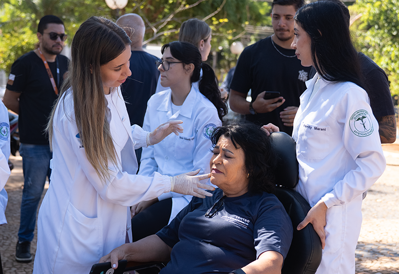 Com atendimentos e serviços gratuitos à população,  FAI realiza primeira Ação Social de 2025 na praça