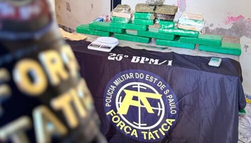 Jovem oferece R$ 10 mil para polícia não entrar em casa abandonada utilizada como depósito de droga