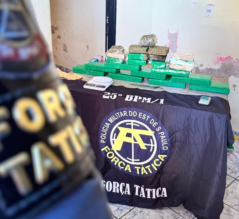 Jovem oferece R$ 10 mil para polícia não entrar em casa abandonada utilizada como depósito de droga