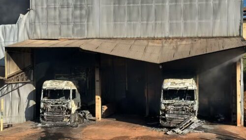 Fogo consome estrutura e veículos em galpão de amendoim em Tupã