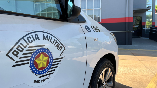 Adolescente de 17 anos é flagrado pela PM pilotando moto e realizando manobras perigosas