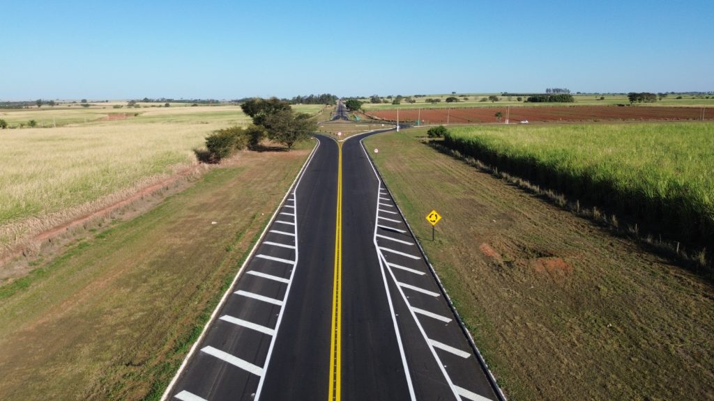 Governo de SP anuncia regulamentação inédita que permite aos produtores rurais usarem faixas de domínio de rodovias para plantio