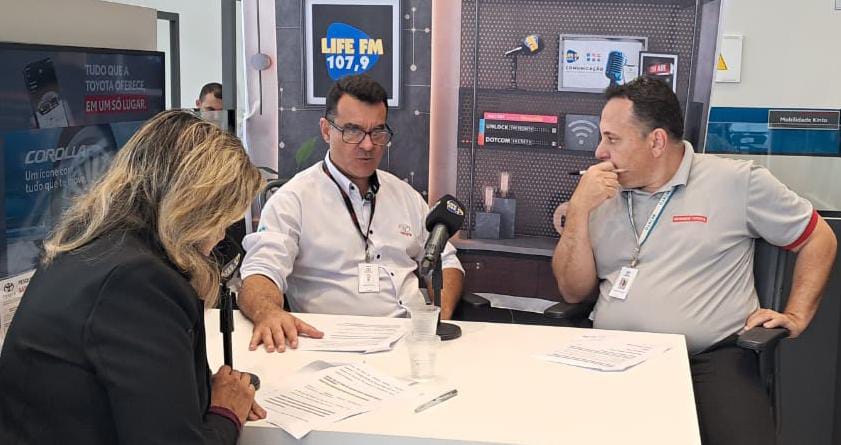Podcast Itinerante da Life FM discute mobilidade e mercado automotivo na Via Japan Toyota Adamantina