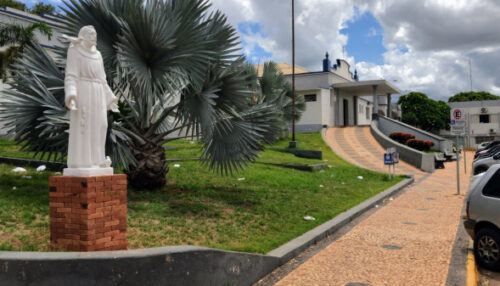 Homem atacado com facão se recupera após cirurgia de reconstrução óssea nas pernas