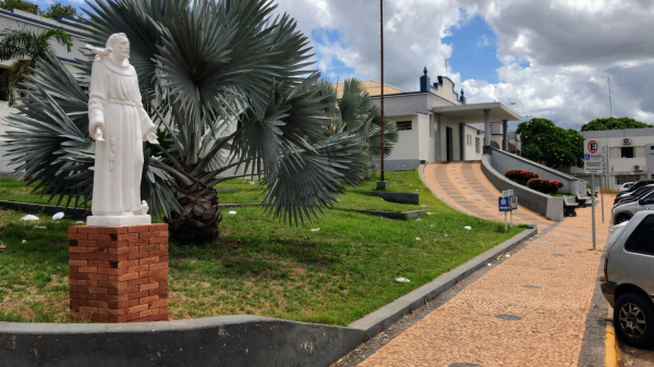 Homem atacado com facão se recupera após cirurgia de reconstrução óssea nas pernas