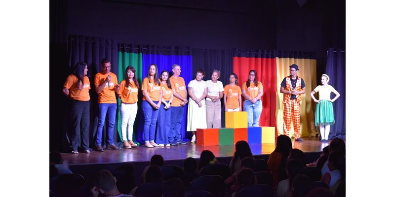 Alunos da rede municipal de Adamantina assistem peça teatral alusiva ao maio laranja