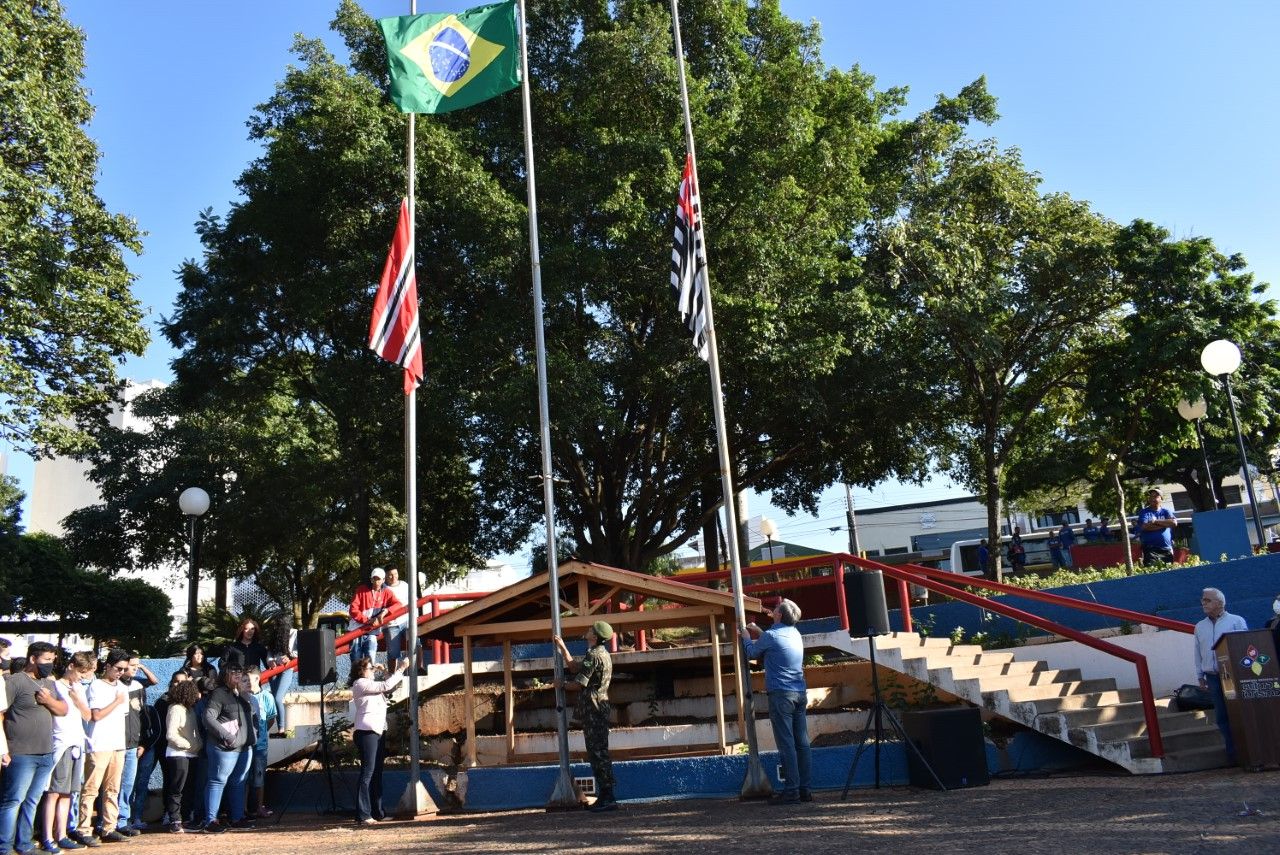 Hasteamento do Pavilhão Nacional marca abertura oficial das comemorações dos 76 anos de Adamantina