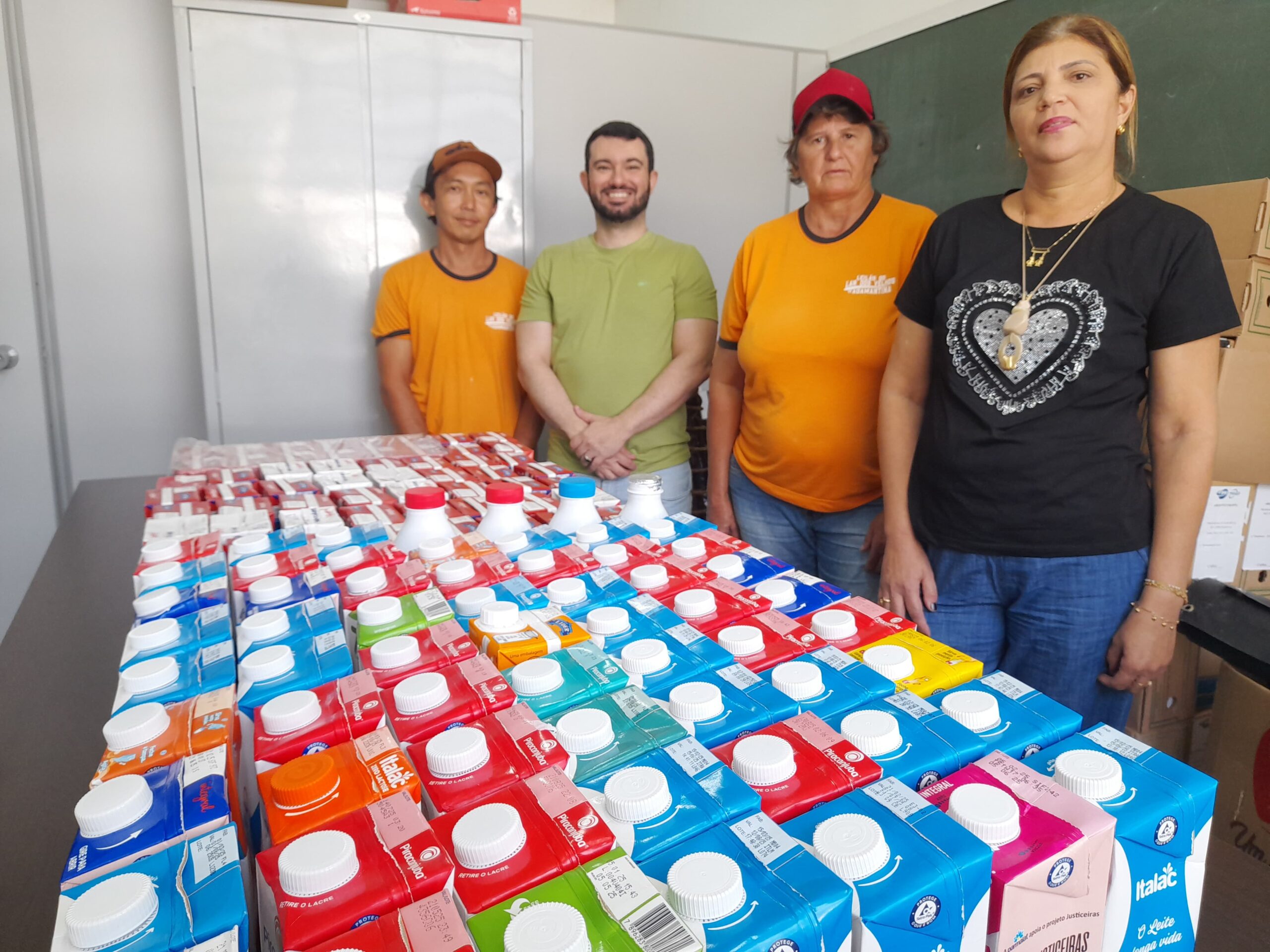 Comissão organizadora do JUFAI 2025 doa 120 litros de leite ao Lar dos Velhos