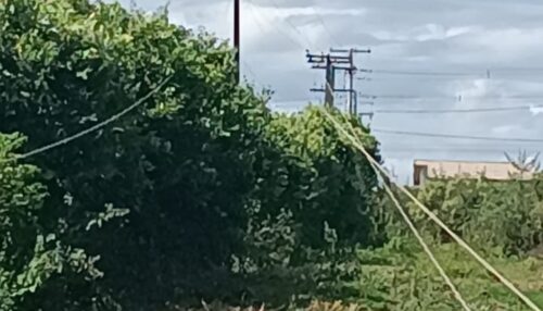 Mais um trator bate contra poste e causa a interrupção no fornecimento de energia para moradores do José Rota