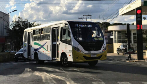 Transporte Urbano de Adamantina/SP: Infrações em pontos de ônibus colocam segurança dos passageiros em risco
