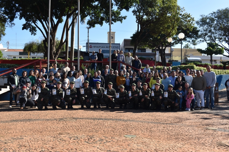 Hasteamento do Pavilhão Nacional abre a programação alusiva aos 76 anos de Adamantina