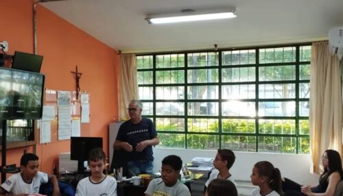 Estudantes e professores da EE Helen Keller prestam homenagem ao diretor Paulo Alves de Araújo