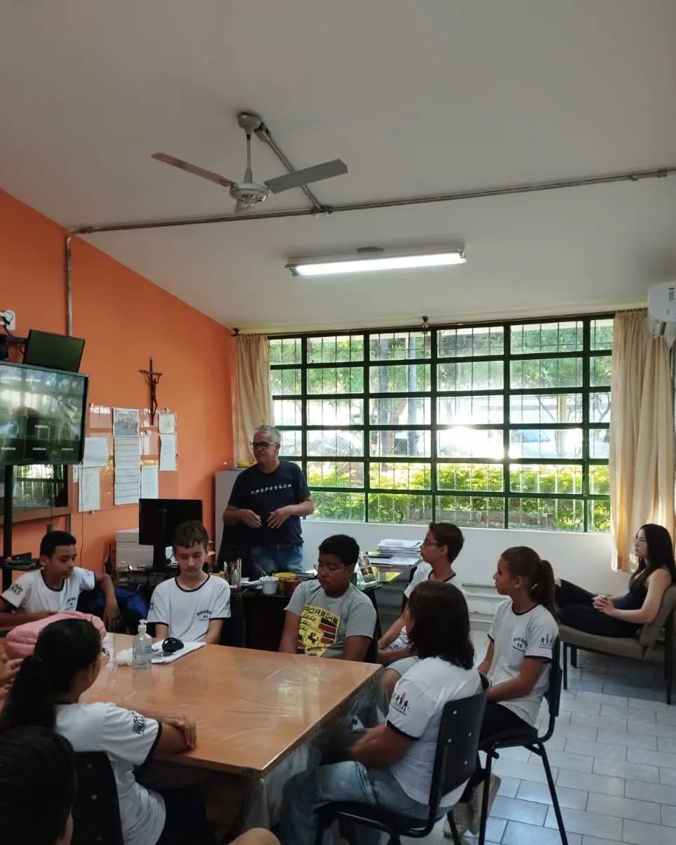 Estudantes e professores da EE Helen Keller prestam homenagem ao diretor Paulo Alves de Araújo