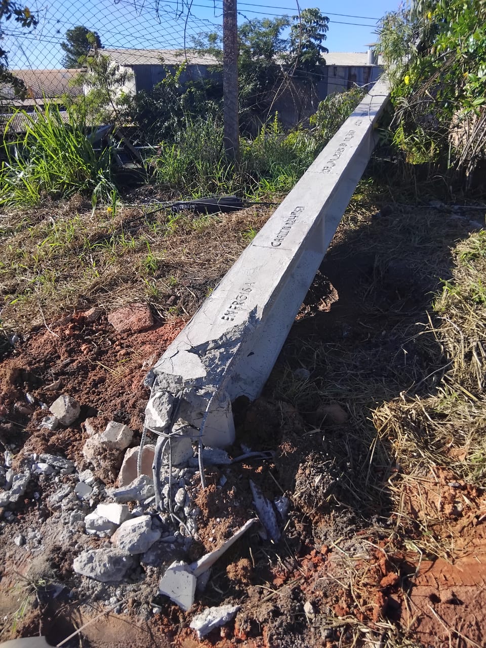 Em um único dia, dois veículos batem contra postes e causam interrupção da energia para 2,6 mil clientes em Prudente