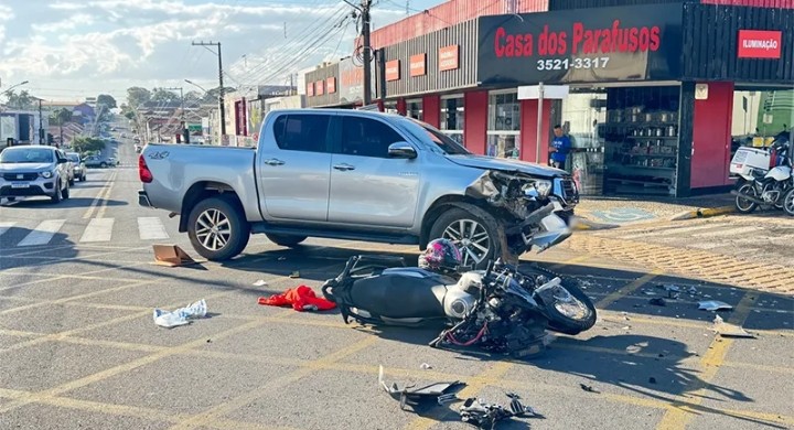 Motociclista fica ferida após colisão no centro de Adamantina