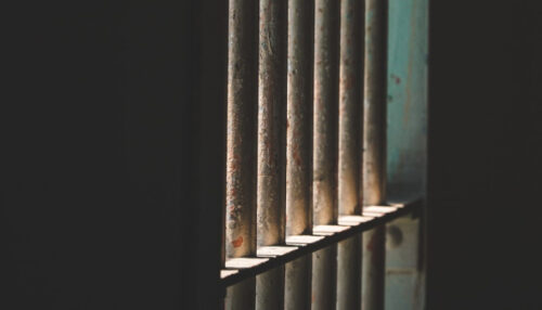 Justiça mantém autor de roubo preso e impõe acompanhamento psiquiátrico e exame de sanidade mental