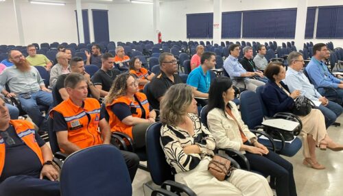 Profissionais da construção, comerciantes e agentes públicos participam de debate sobre segurança com a rede de energia