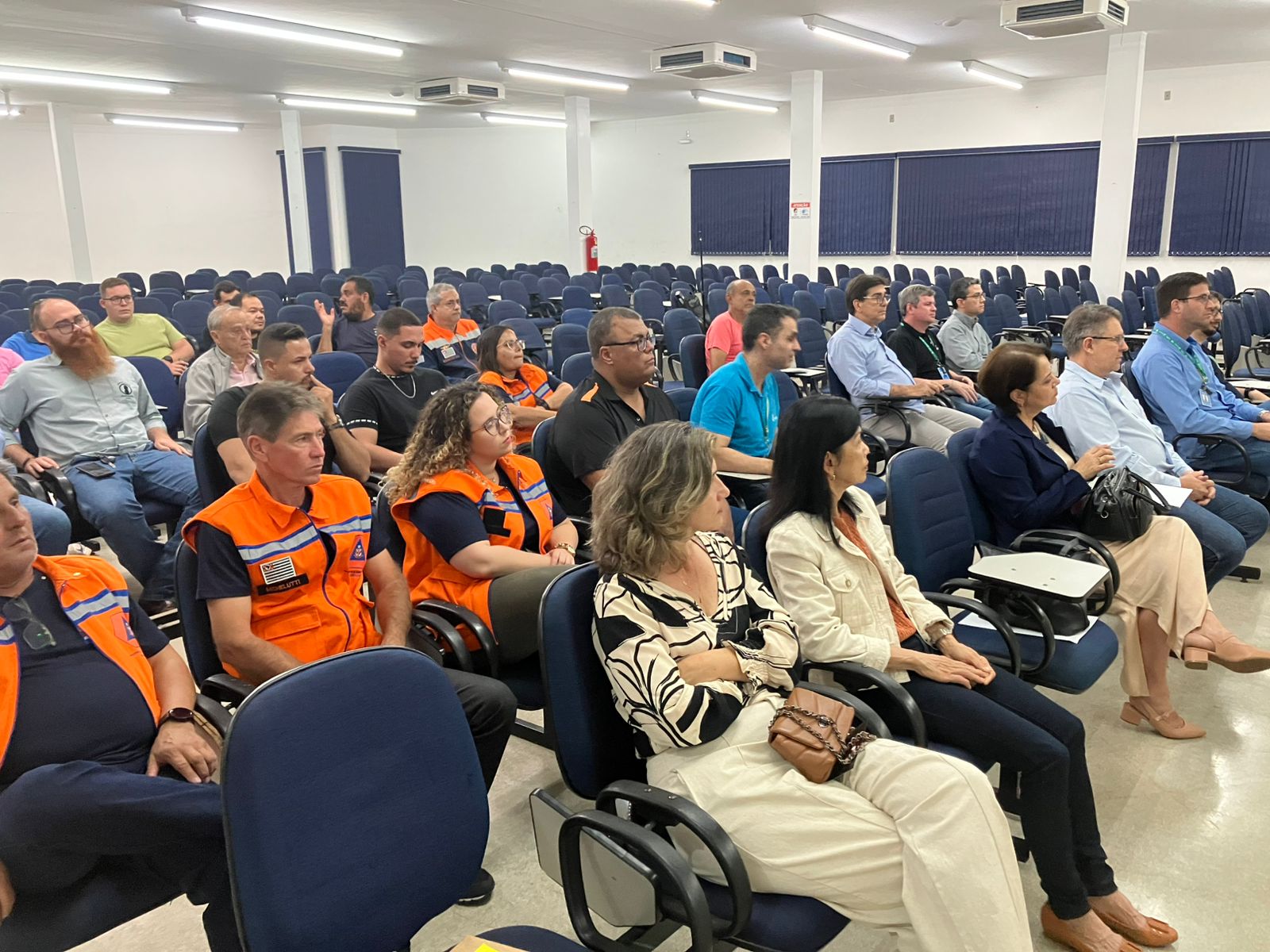 Profissionais da construção, comerciantes e agentes públicos participam de debate sobre segurança com a rede de energia