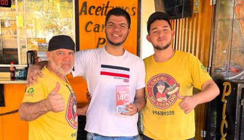 Lanche do Arnaldo entrega smartphone para cliente, ganhador do sorteio.