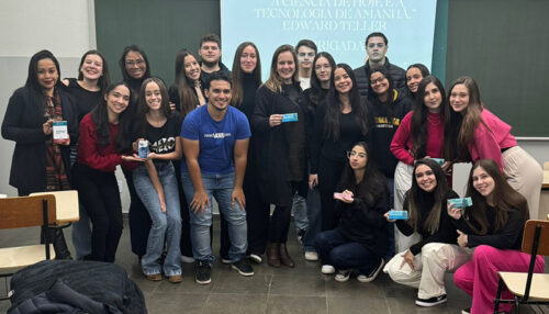 Alunos de Farmácia desenvolvem produtos  em sala de aula durante atividade prática