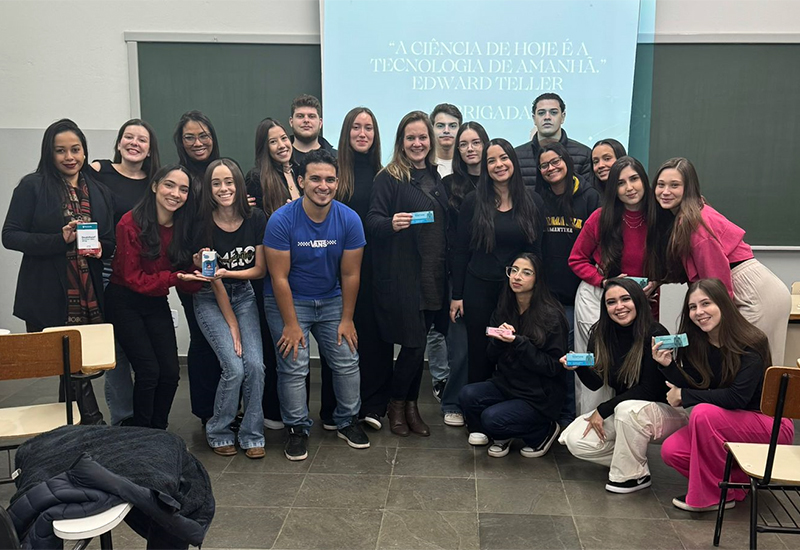 Alunos de Farmácia desenvolvem produtos  em sala de aula durante atividade prática