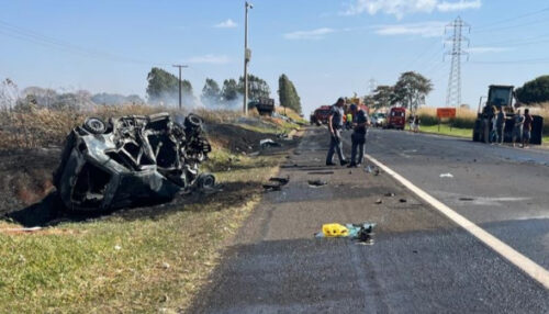 Motorista morre carbonizado em colisão frontal na SP-284, em Martinópolis