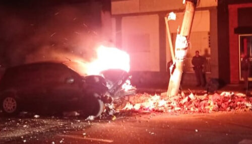 Carro com carga de cigarros bate em poste e pega fogo em Adamantina; motorista é socorrido