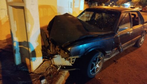 Mais um acidente na Alta Paulista: veículo bate contra poste e impacta fornecimento de energia em Lucélia