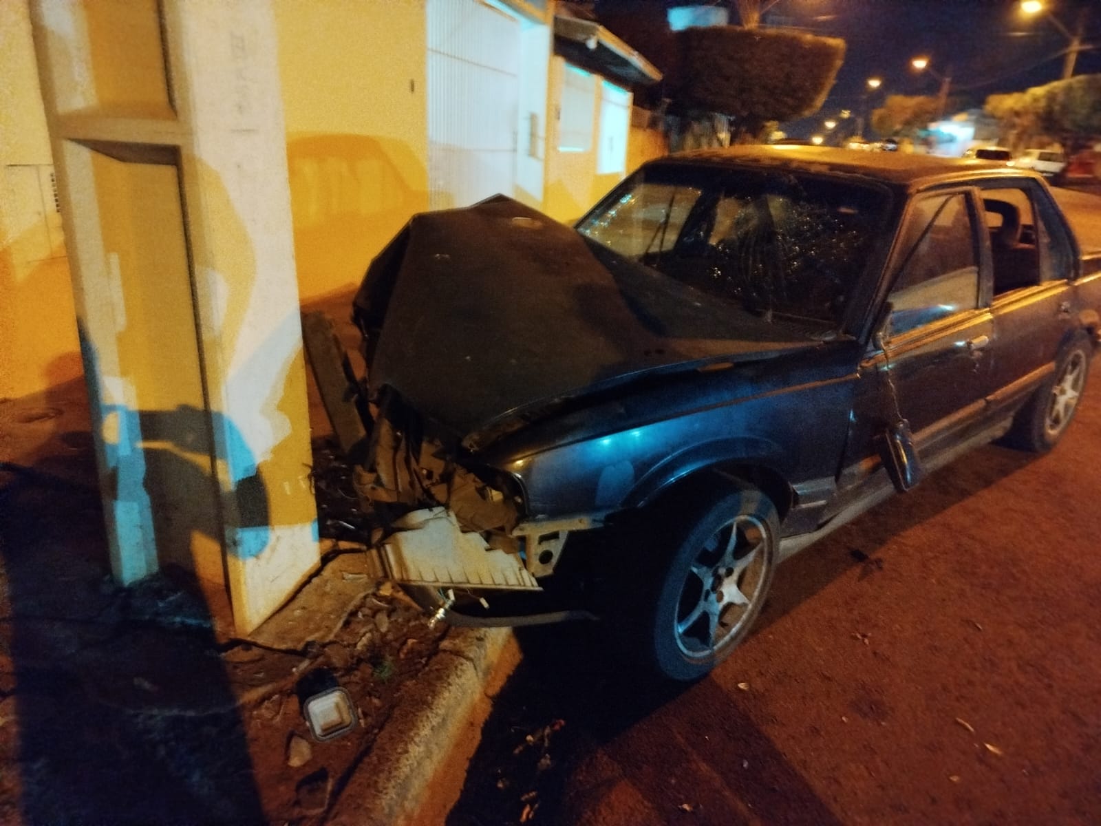 Mais um acidente na Alta Paulista: veículo bate contra poste e impacta fornecimento de energia em Lucélia