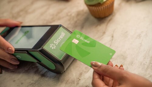 Vendas nas máquinas de cartões do Sicredi crescem 36,4% no Dia dos Pais e movimentam R$ 2,1 bilhões