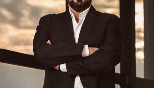 Docente da FAI lança livro em coautoria sobre futuro da liderança