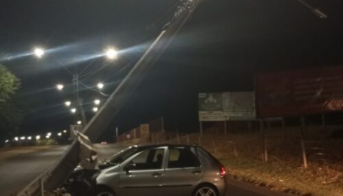 Mais um veículo colide contra poste em Adamantina