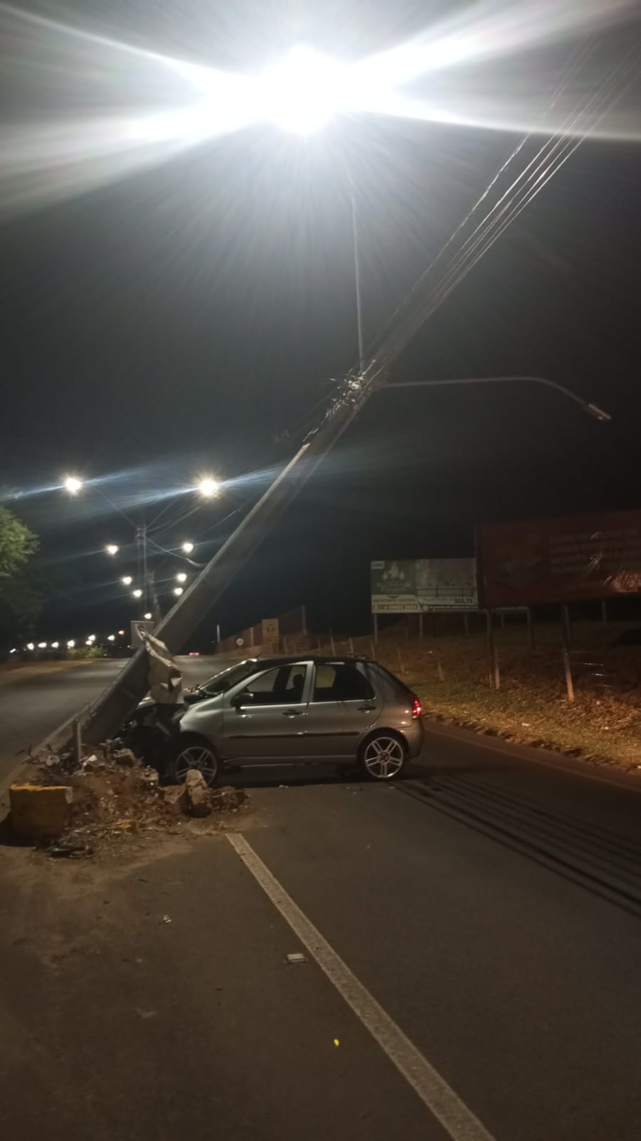 Mais um veículo colide contra poste em Adamantina