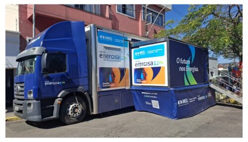 De “cara nova”, caminhão do Nossa Energia troca lâmpadas e ventiladores, e sorteia geladeiras em Santo Expedito