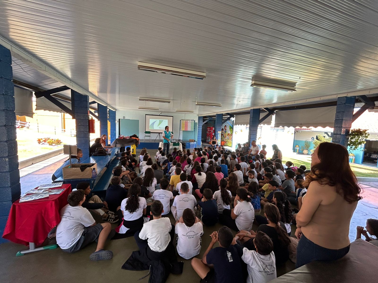 Equipes da Energisa visitam escolas de Iacri para falar sobre riscos de acidentes com eletricidade