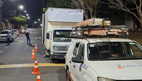 Linha de pipa com material cortante atinge rede de alta tensão e provoca interrupção no fornecimento de energia em bairros de Prudente