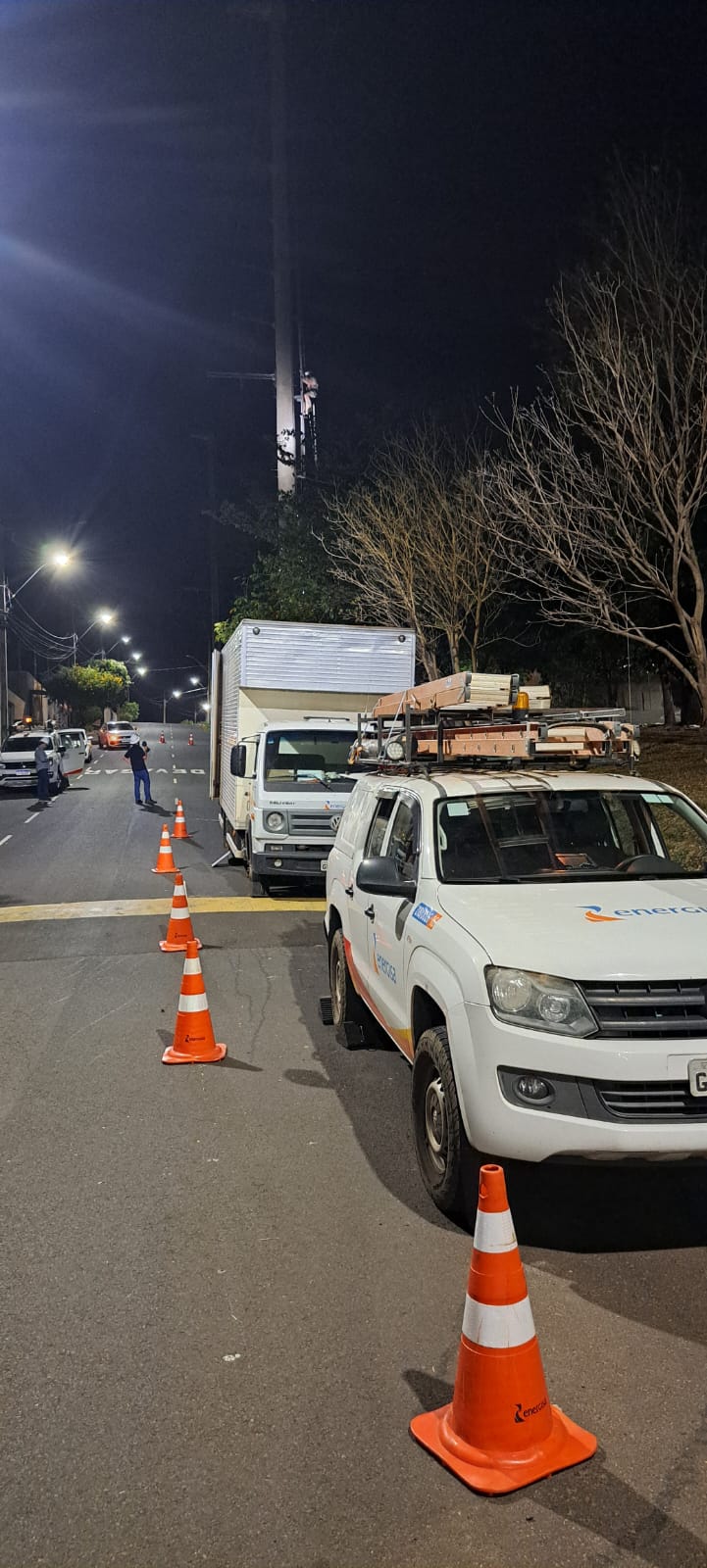 Linha de pipa com material cortante atinge rede de alta tensão e provoca interrupção no fornecimento de energia em bairros de Prudente