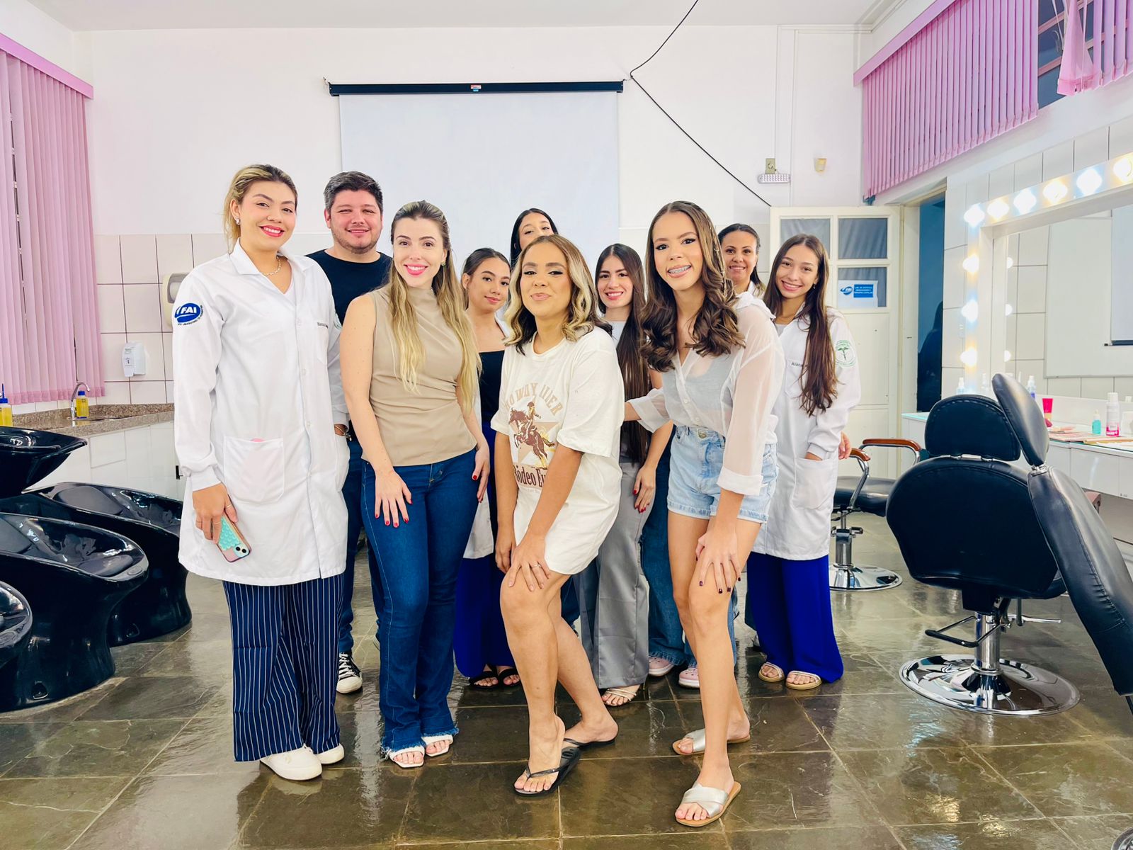 Alunas de Estética e Cosmética da FAI produzem candidatas a rainha e princesas da ExpoVerde de Adamantina